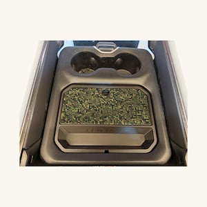 Opbergvak voor de middenconsole van de Ram 1500, met deksel in digitale camouflageprint en verborgen opbergruimte (2019-2026)