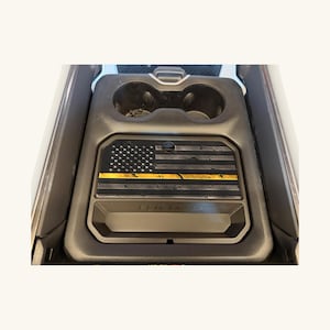 Ablagefach für die Mittelkonsole des Toyota Ram 1500 (5. Generation, 2019–2026) – Deckel mit dünnem goldenen Streifenmuster, Geschenkidee für Notrufzentralen und Rettungskräfte, versteckter Stauraum