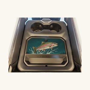 Opbergvak voor de console in de vorm van een regenboogforel voor de Ram 1500 (2019-2026), ideaal als cadeau voor vliegvissers.