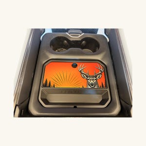 Opbergvak met witstaarthertmotief voor de middenconsole van de Ram 1500 (2019-2026), verborgen opbergruimte, linoleumsnede design.