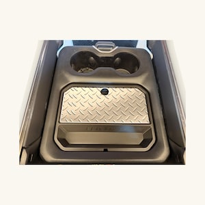 Opbergvak voor de middenconsole van de Ram 1500, 2019–2026 5e generatie — Zilverkleurig deksel met diamantpatroon, interieurmodificatie met traanplaatmotief, verborgen opbergruimte