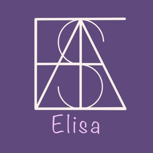 Może przedstawiać: Białe geometryczne logo na fioletowym tle. Zawiera litery "SA" w tr&oacute;jkątnym i kwadratowym obramowaniu, z imieniem "Elisa" w delikatnym r&oacute;żowym skrypcie poniżej.