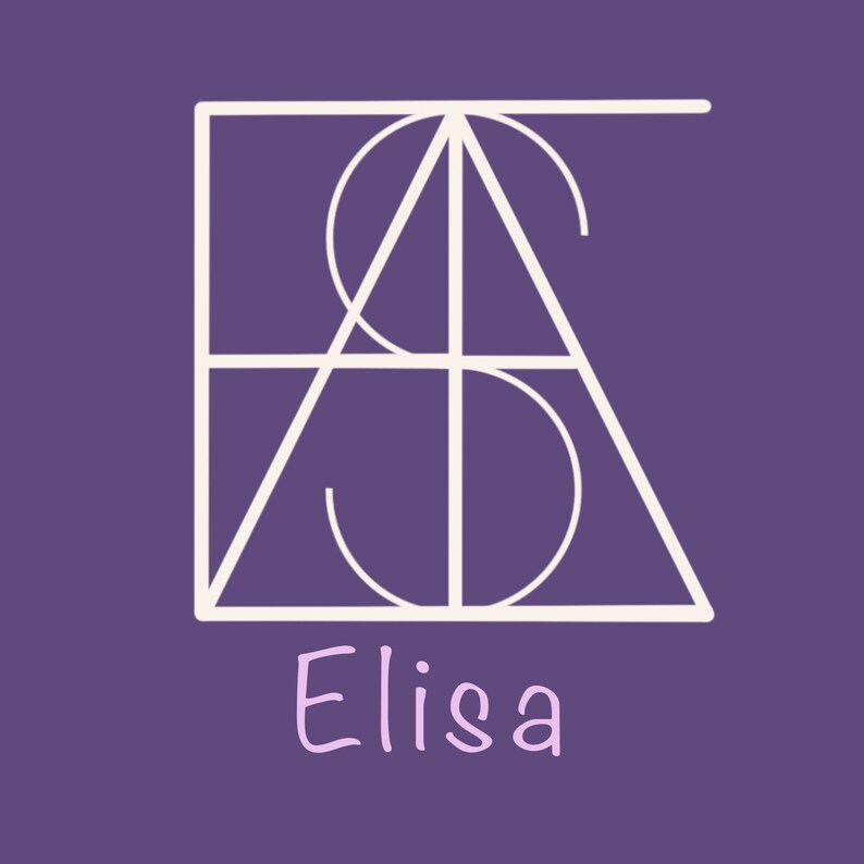 Może przedstawiać: Białe geometryczne logo na fioletowym tle. Zawiera litery "SA" w tr&oacute;jkątnym i kwadratowym obramowaniu, z imieniem "Elisa" w delikatnym r&oacute;żowym skrypcie poniżej.