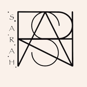 Może przedstawiać: Minimalistyczny design z imieniem "SARAH" ułożonym pionowo po lewej stronie i stylizowanym monogramem "SA" pośrodku. Projekt jest w kolorze czarnym na kremowym tle, z małymi akcentami gwiazd.