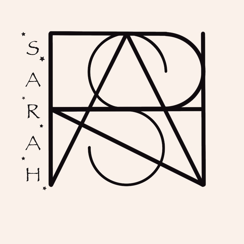 Może przedstawiać: Minimalistyczny design z imieniem "SARAH" ułożonym pionowo po lewej stronie i stylizowanym monogramem "SA" pośrodku. Projekt jest w kolorze czarnym na kremowym tle, z małymi akcentami gwiazd.
