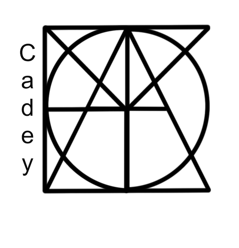 Może przedstawiać: Czarne geometryczne logo ze słowem "cadey" w kroju bezszeryfowym. Logo zawiera okrąg, tr&oacute;jkąty i linie w kwadratowej ramie. Projekt jest prosty i nowoczesny, o minimalistycznej estetyce.