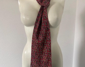 Corbata de seda tradicional Ascot con estampado paisley.