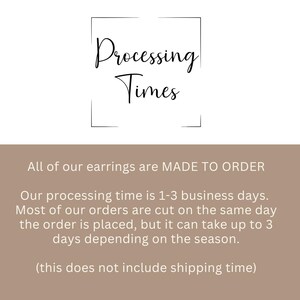 Peut inclure: Un graphique informatif blanc et beige avec le texte noir Processing Times. En dessous, le texte blanc indique : All of our earrings are MADE TO ORDER. Our processing time is 1-3 business days. This does not include shipping time.