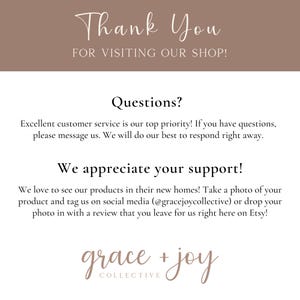Peut inclure: Un panneau informatif blanc avec une en-t&ecirc;te marron portant le texte Thank You FOR VISITING OUR SHOP. En dessous, le texte indique Questions? Excellent customer service is our top priority. We appreciate your support! Tag @gracejoycollective.