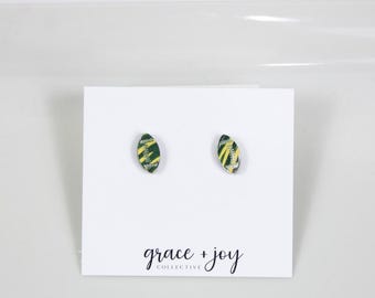 Boucles d'oreilles de football vertes et dorées en acrylique, petites boucles d'oreilles de football, cadeau pour amateur de football de Green Bay pour femme, boucles d'oreilles de football du Wisconsin