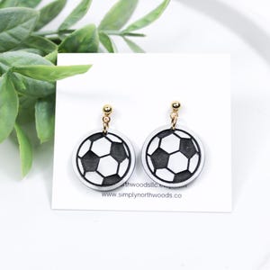 Fußball Ohrringe, Sport Thema Ohrring, Acryl Fußball Ohrringe, Fußballteam Geschenk für Mädchen, Fußballliebhaber Geschenk, leichte Ohrringe