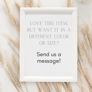 Peut inclure: Un cadre rectangulaire blanc contenant une affiche blanche avec le texte noir suivant : LOVE THIS ITEM, BUT WANT IT IN A DIFFERENT COLOR OR SIZE? Send us a message! Le cadre est entour&eacute; de tiges de bl&eacute; s&eacute;ch&eacute;es dispos&eacute;es en motif d&eacute;coratif.