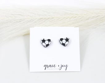 Boucles d'oreilles coeur ballon de football en acrylique, petites boucles d'oreilles de football, cadeau d'amant de football pour femme, cadeau d'équipe de football, bijoux de football, football gravé