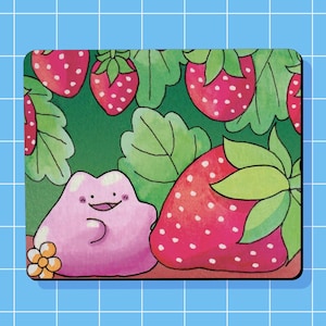 Könnte beinhalten: Aquarellillustration einer lächelnden, rosa Kreatur neben einer großen Erdbeere. Der Hintergrund zeigt grüne Blätter und weitere Erdbeeren. Eine kleine gelbe Blume befindet sich in der Ecke.