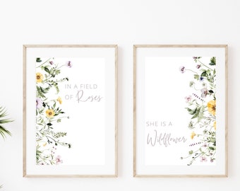 En un campo de rosas, ella es una flor silvestre imprimible, vivero floral de niña imprime juego de 2, arte de pared de vivero de niñas de flores silvestres, regalo de Baby Shower