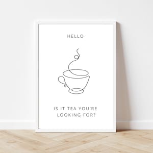 Peut inclure: Un dessin au trait noir et blanc d'une tasse de thé avec de la vapeur qui s'en échappe. Le texte "HELLO" est au-dessus de la tasse de thé et le texte "IS IT TEA YOU'RE LOOKING FOR?" est en dessous de la tasse de thé.
