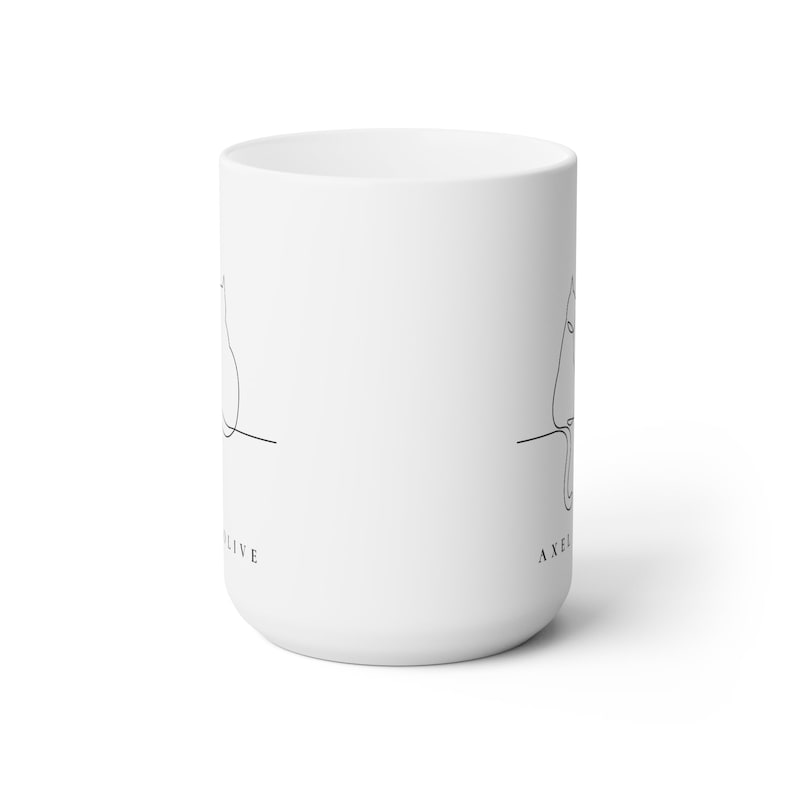Pu&ograve; includere: Tazza in ceramica bianca con un disegno a linea nera di una persona seduta su una sedia da un lato e una persona in piedi dall'altro. Il testo "AXE LIVE" &egrave; stampato sulla tazza.