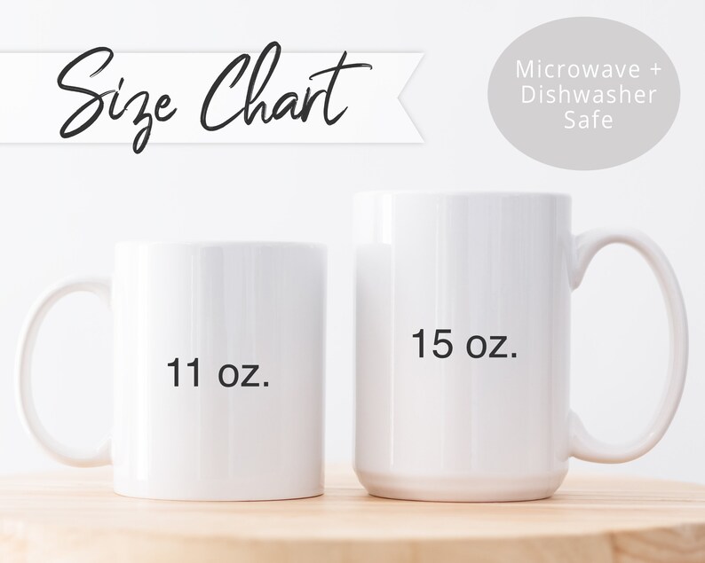 Pu&ograve; includere: Due tazze in ceramica bianca con testo nero. La tazza pi&ugrave; piccola &egrave; da 11 oz e la tazza pi&ugrave; grande &egrave; da 15 oz. Entrambe le tazze sono adatte per microonde e lavastoviglie.
