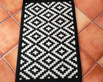 Authentic Zapotec Rug ( Teotitlán Del Valle ) *Old Traditional Design* 100% Sheep Wool and Natural Dyes. 24"inW x 39"inL.