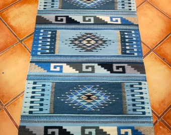 Authentischer Zapotec-Teppich (Kerzen und Diamanten), 100 % Alpakawolle und natürliche Farbstoffe.  32&quot; B x 60&quot; L.
