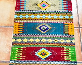 Authentischer Zapotec-Teppich (Kerzen und Diamanten) *Traditionelles Muster* 100 % Schafwolle und natürliche Farbstoffe. 24 Zoll B x 39 Zoll L.