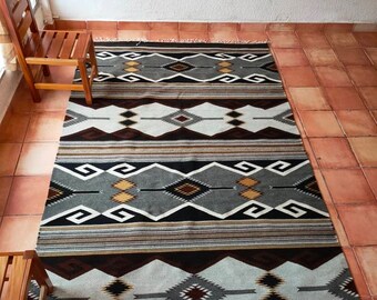 Authentischer Zapotec-Teppich (Cielo Zapotec), 100 % Schafwolle und natürliche Farbstoffe. 79 Zoll B x 119 Zoll L.