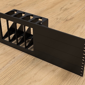 Puede incluir: Sistema de gestión de cables de metal negro con una serie de ranuras verticales para organizar los cables. El sistema tiene una cubierta extraíble con múltiples filas de agujeros para el enrutamiento de cables.