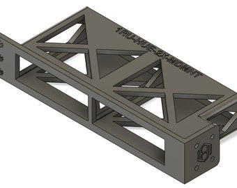 Puede incluir: Un soporte de luz impreso en 3D de plástico negro para una tira de luz TRUHUE 2X. El soporte tiene un diseño de celosía triangular y una abertura rectangular para la tira de luz. El texto "TRUHUE 2X MOUNT" está impreso en el lateral del soporte.