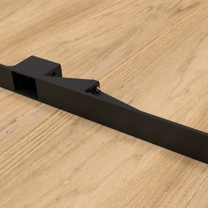 Peut inclure: Étagère en métal noir avec deux plaques de montage et une découpe rectangulaire.