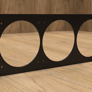Puede incluir: Soporte de ventilador de metal negro con tres recortes circulares para montar ventiladores. El soporte tiene múltiples agujeros para tornillos en los bordes.