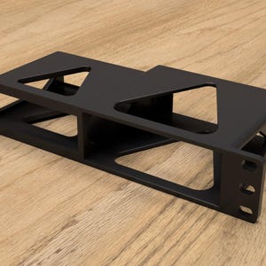 Peut inclure: Étagère en métal noir avec un design géométrique. L'étagère a deux niveaux et est conçue pour contenir de petits objets.