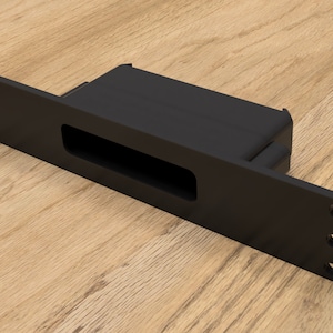 以下が含まれることがあります： 長方形の切り抜きのある黒いプラスチック製の壁掛け。マウントには、両側に4つのネジ穴があります。