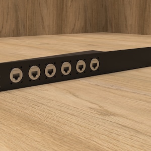 Peut inclure: Plaque murale en métal noir avec six ports RJ-45 pour connexions Ethernet.