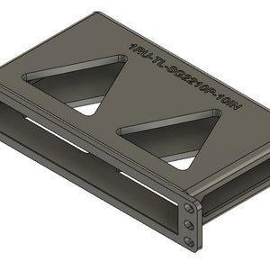 Puede incluir: Un soporte metálico gris con dos recortes triangulares y una abertura rectangular. El soporte tiene el texto "1RU-TL-SG2210P-10N" impreso en él.