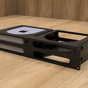 Puede incluir: Soporte de metal negro con dos niveles para sostener una computadora. El nivel superior está diseñado para sostener una computadora Mac, y el nivel inferior está diseñado para sostener un ventilador.