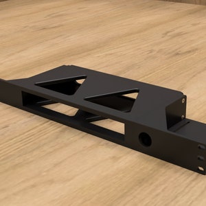 Pode incluir: Estante de metal preto com um design triangular e várias ranhuras. A estante é projetada para segurar e organizar itens.
