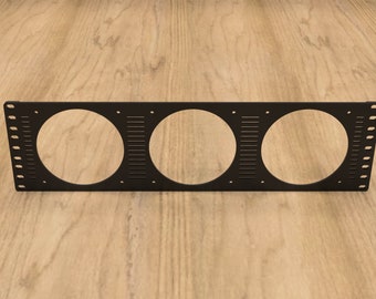 Puede incluir: Panel de metal negro con tres recortes circulares. El panel tiene una serie de pequeños agujeros a lo largo de los bordes.