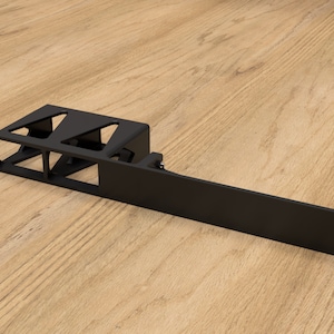 Peut inclure: Étagère en métal noir avec une base rectangulaire et une série de découpes triangulaires. L'étagère est conçue pour contenir plusieurs articles.