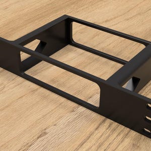 Puede incluir: Estante de metal negro con forma rectangular y cuatro agujeros a cada lado. El estante está diseñado para sujetar objetos de forma segura.
