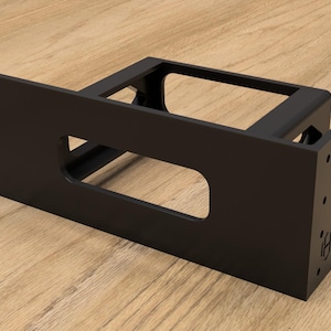 Puede incluir: Un juego de tres tazas de cerámica con un acabado mate moteado. Las tazas son en tonos crema, gris claro y gris oscuro. Cada taza tiene un diseño simple y minimalista y un asa redondeada.