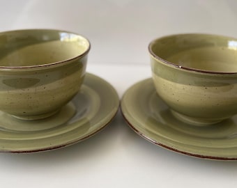 Hausenware set groen geglazuurd aardewerk: 2 6" soepkommen en 2 borden