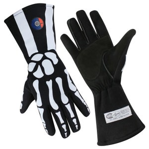 Pode incluir: Luvas de corrida com design de esqueleto preto e branco com um logotipo preto da SFI Foundation e o texto "SFI SPEC. 3.3/5 GLOVE".