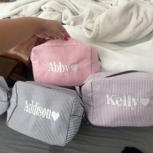 Personalisierte Seersucker Make-up Tasche, Kosmetiktasche, Brautjungfer Geschenke, Brautparty Geschenke, Make-up Veranstalter, Brautparty Geschenk