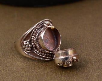 Bague empoisonnée en laiton et onyx vert, boîte à pilules faite main de style vintage