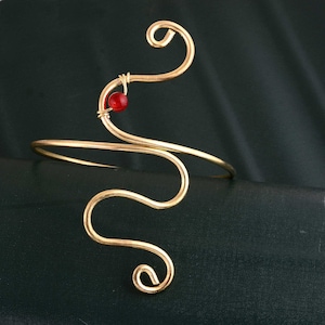 Brazalete de oro para la parte superior del brazo, brazalete de latón con un brazalete en espiral de piedra de ónix rojo, artículo de regalo de verano, joyería de oro para mujer, regalo para ella.