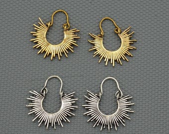 Gouden Sunburst-ringoorbellen: hemelse sieraden met spikes