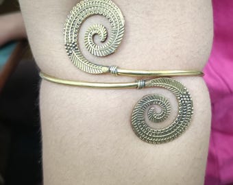 Brassard spiralé pour le haut du bras : brassard doré bohème réglable