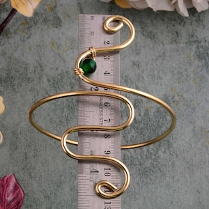Braçadeira de latão com uma espiral de pedra ônix verde, item de presente de casamento de verão, joias femininas de ouro, presente para ela.