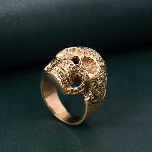 Vintage Brass Skull Ring: Gothic Biker Jewelry