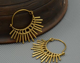 Gouden Sunburst-ringoorbellen: hemelse sieraden met spikes